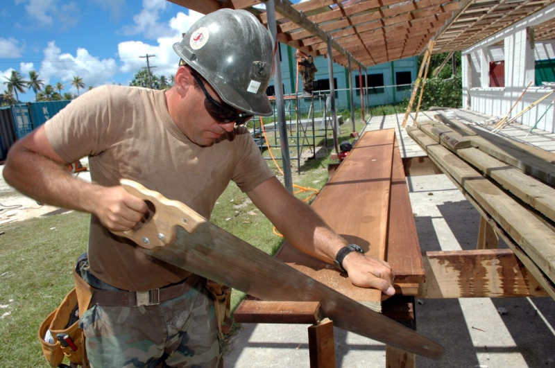 charpentier-OLLIOULES-min_worker_construction_building_carpenter_male_job_build_helmet-893290